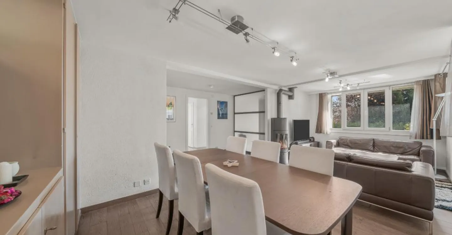 Beautiful detached house with 5.5 rooms + studio with independent access - ideally located near the city center, transport, and amenities - Photo 6 of 16