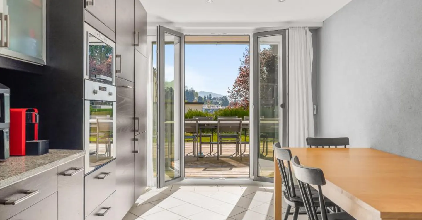 Beautiful detached house with 5.5 rooms + studio with independent access - ideally located near the city center, transport, and amenities - Photo 7 of 16