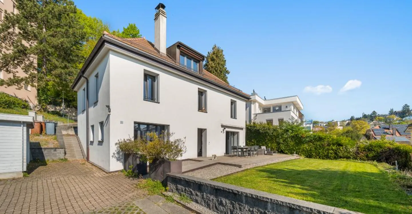 Beautiful detached house with 5.5 rooms + studio with independent access - ideally located near the city center, transport, and amenities - Photo 2 of 16