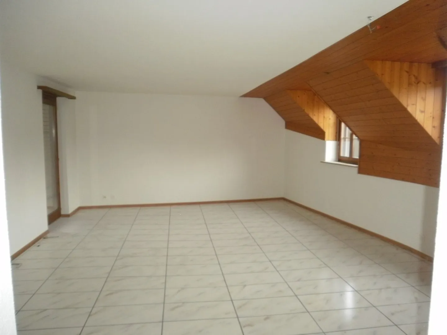 Charmante appartement de 4,5 pièces avec balcon - Photo 3 sur 7