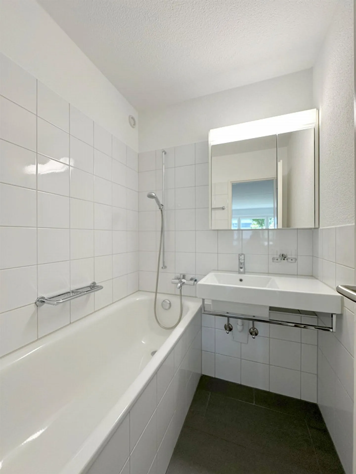 Ideal located single apartment in the tax paradise Pfäffikon - Photo 3 of 4