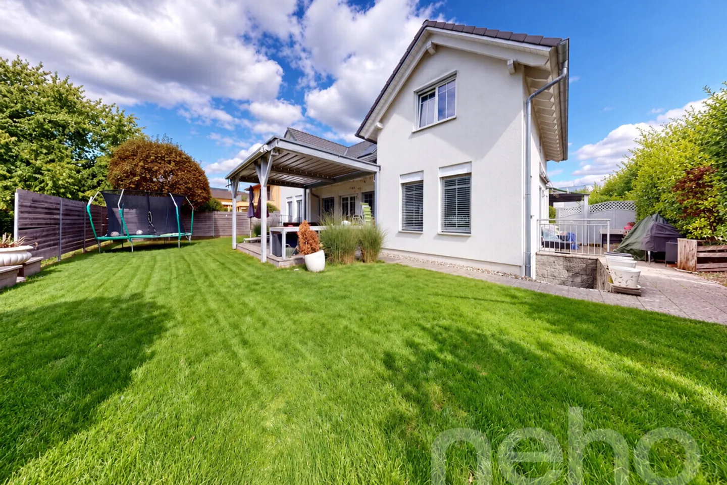 Spacious Family Home with Garden - Photo 4 of 13