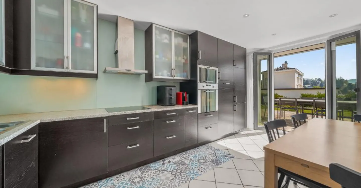 Beautiful detached house with 5.5 rooms + studio with independent access - ideally located near the city center, transport, and amenities - Photo 9 of 16