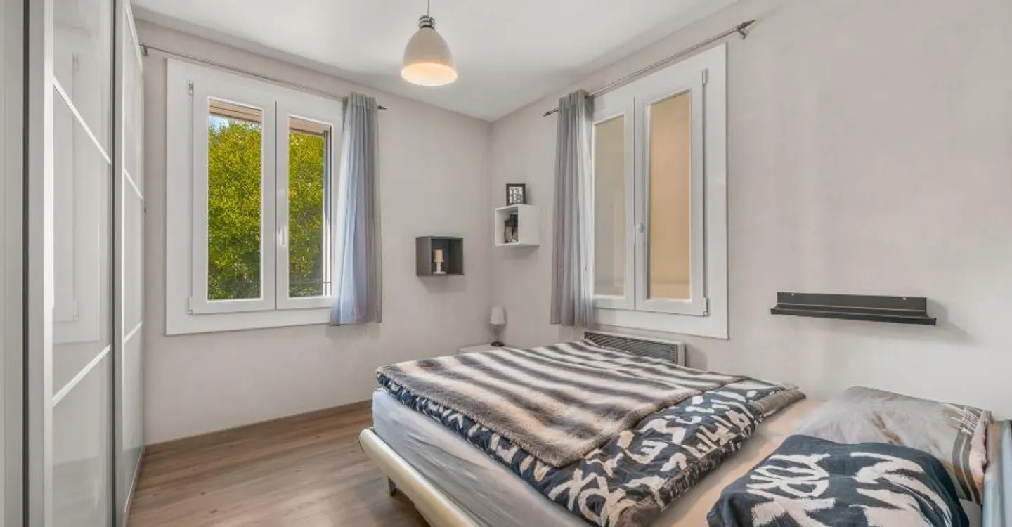 Beautiful detached house with 5.5 rooms + studio with independent access - ideally located near the city center, transport, and amenities - Photo 12 of 16