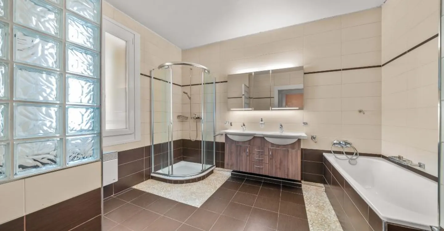 Beautiful detached house with 5.5 rooms + studio with independent access - ideally located near the city center, transport, and amenities - Photo 13 of 16