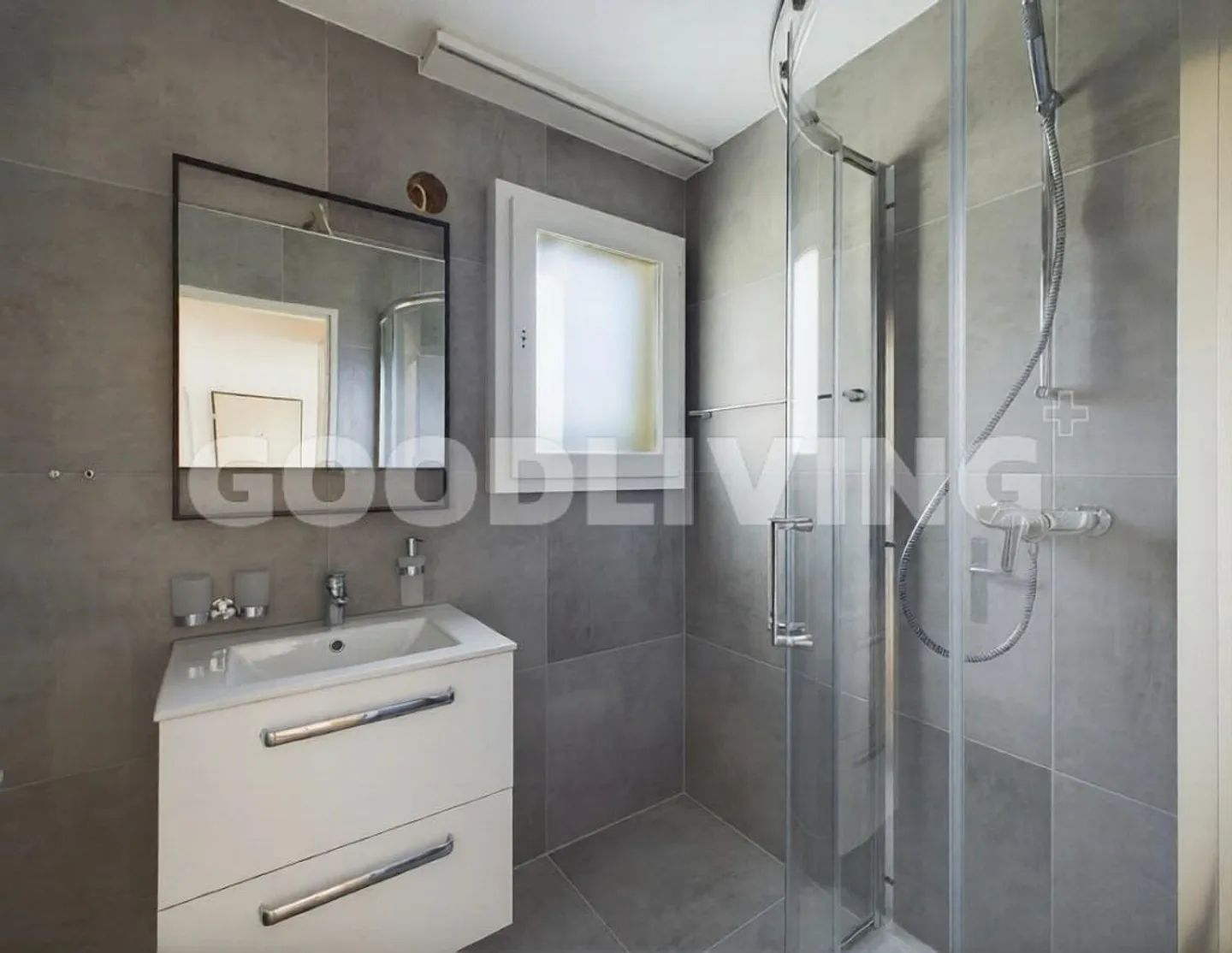 CALME, ENSOLEILLÉ ET CENTRAL DANS LE VILLAGE - Photo 3 sur 8