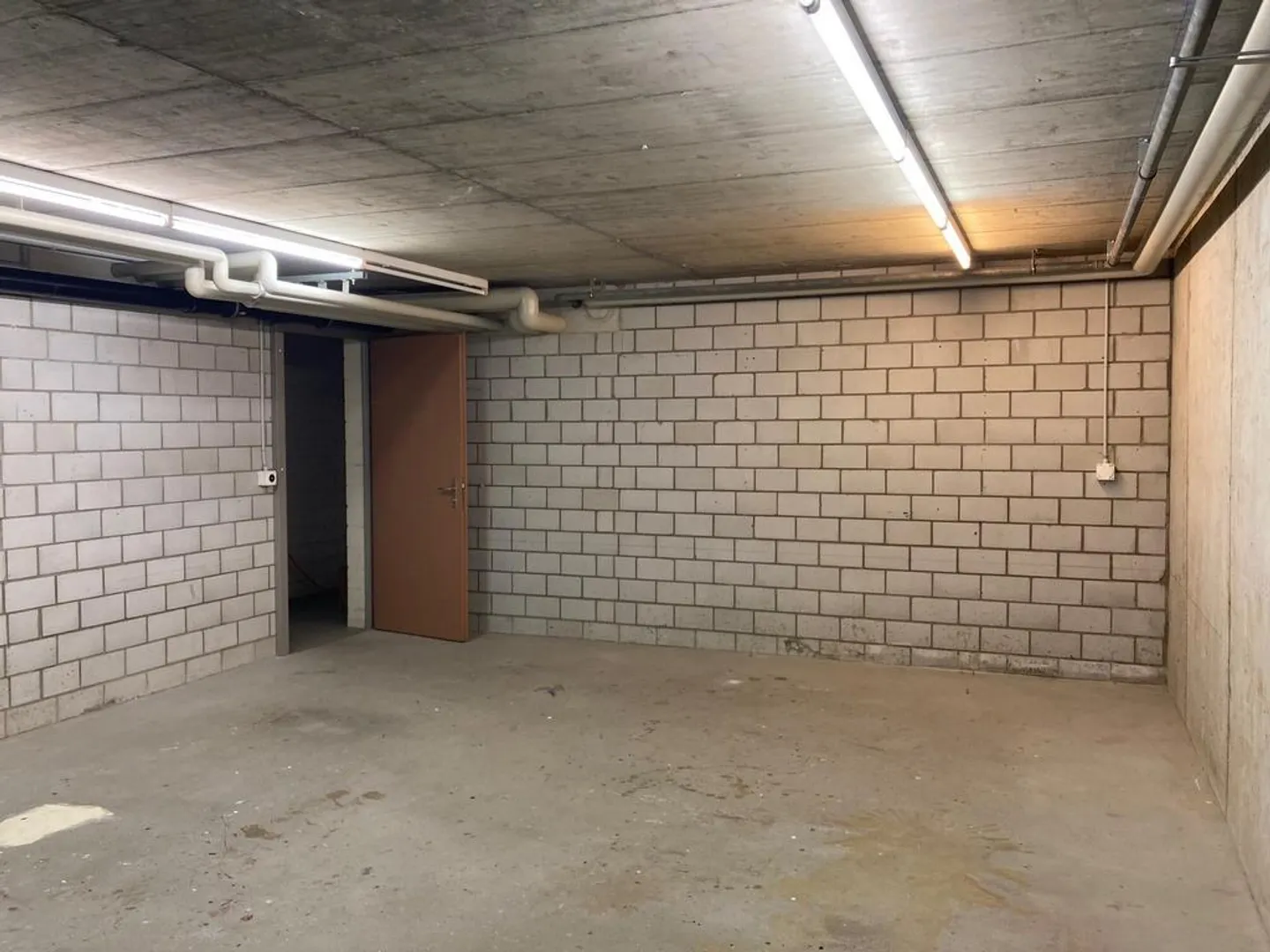 Salle de stockage / d'artisanat avec raccordement d'eau à louer - Photo 2 sur 4