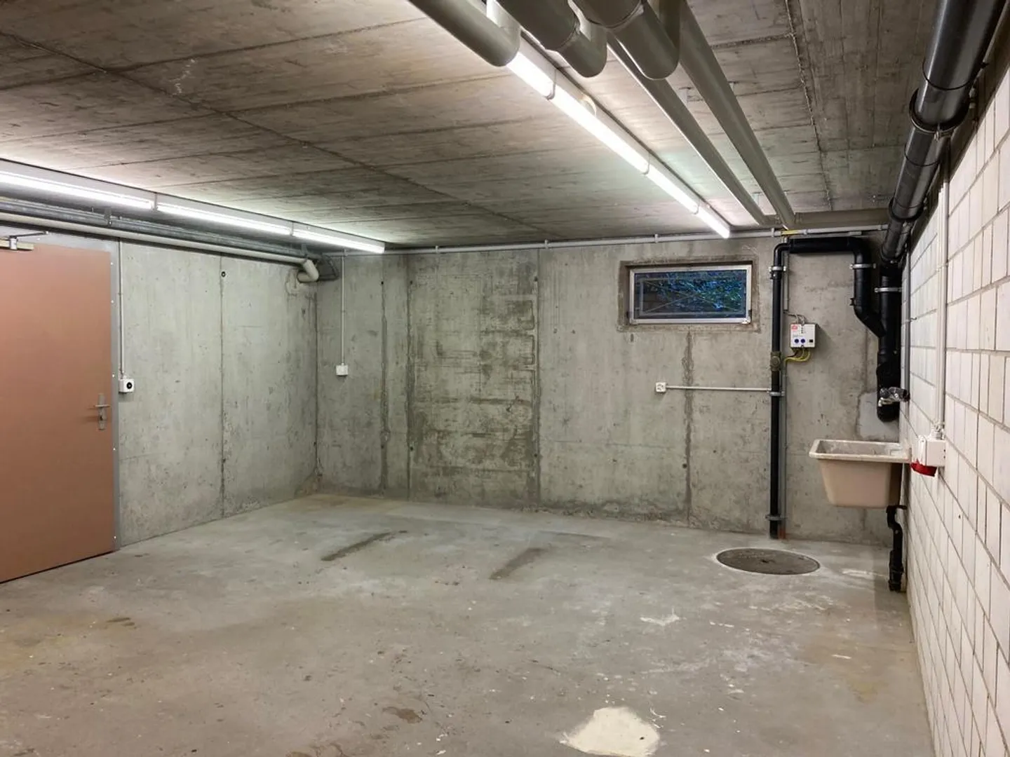 Salle de stockage / d'artisanat avec raccordement d'eau à louer - Photo 4 sur 4