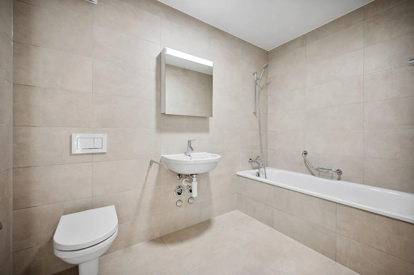 Appartement spacieux avec loggia - Photo 3 sur 7