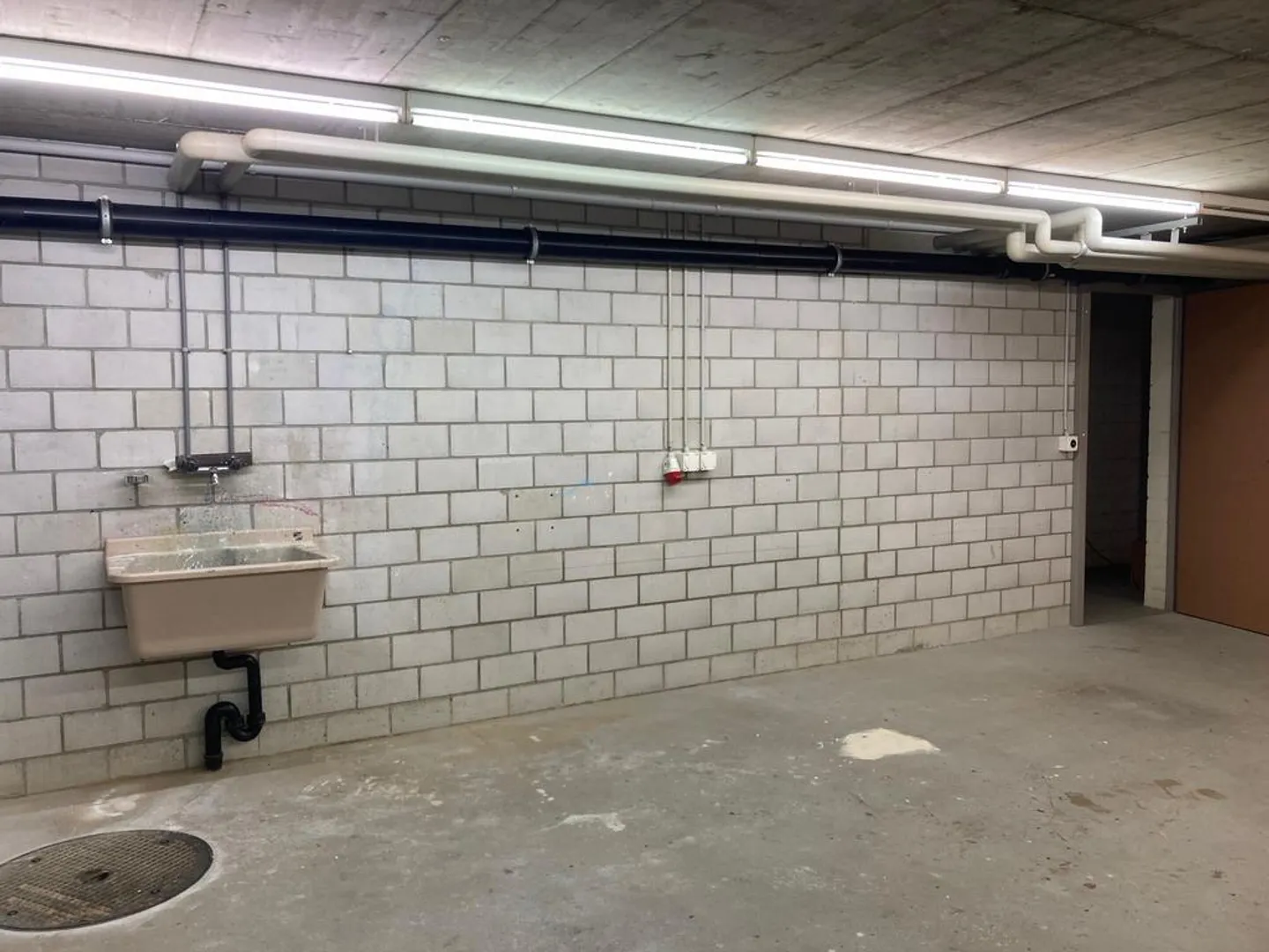 Salle de stockage / d'artisanat avec raccordement d'eau à louer - Photo 3 sur 4