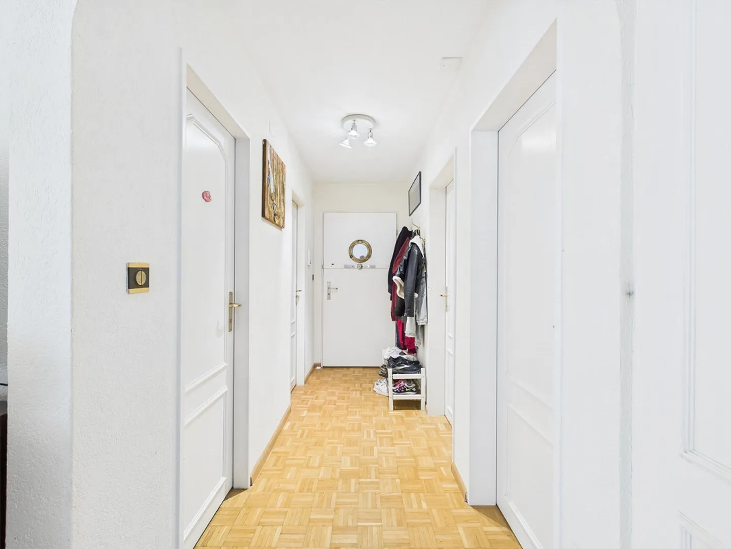 Appartement confortable de 4,5 pièces avec balcon et vue sur la nature - Photo 3 sur 10