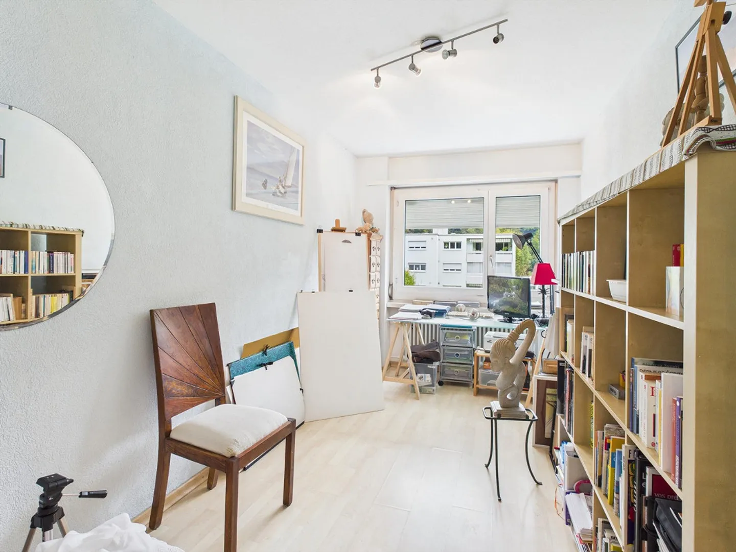 Appartement confortable de 4,5 pièces avec balcon et vue sur la nature - Photo 5 sur 10