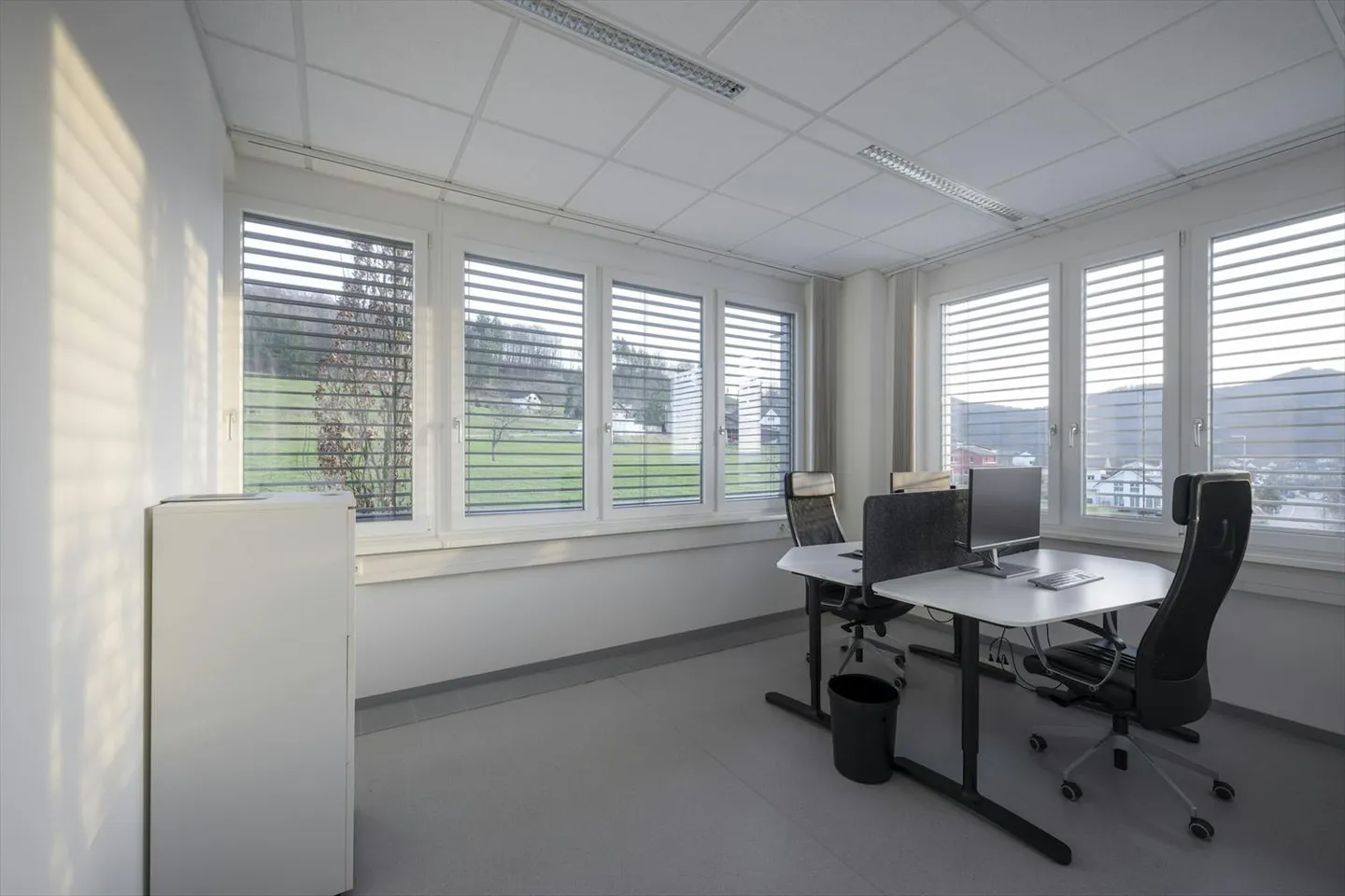 600 m2 d'espace commercial/de stockage avec beaucoup de bureaux, de beaux espaces communs et une bonne logistique - Photo 4 sur 8