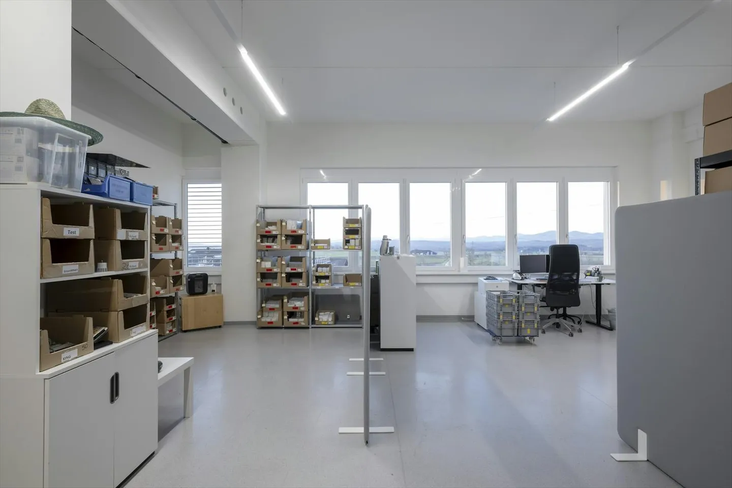 600 m2 d'espace commercial/de stockage avec beaucoup de bureaux, de beaux espaces communs et une bonne logistique - Photo 5 sur 8