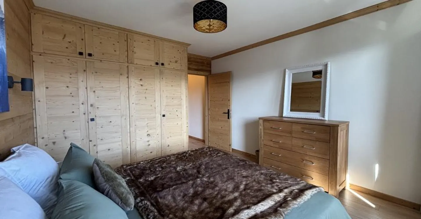 Appartement rénové en plein centre de Crans à louer à l'année - Photo 5 of 13