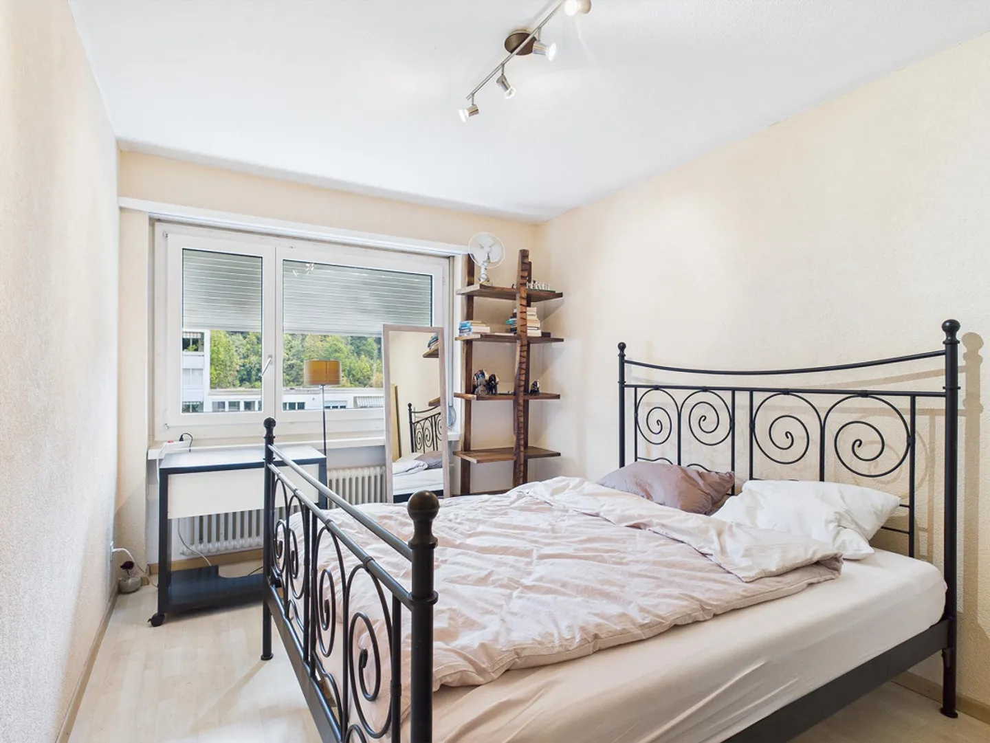 Appartement confortable de 4,5 pièces avec balcon et vue sur la nature - Photo 6 sur 10