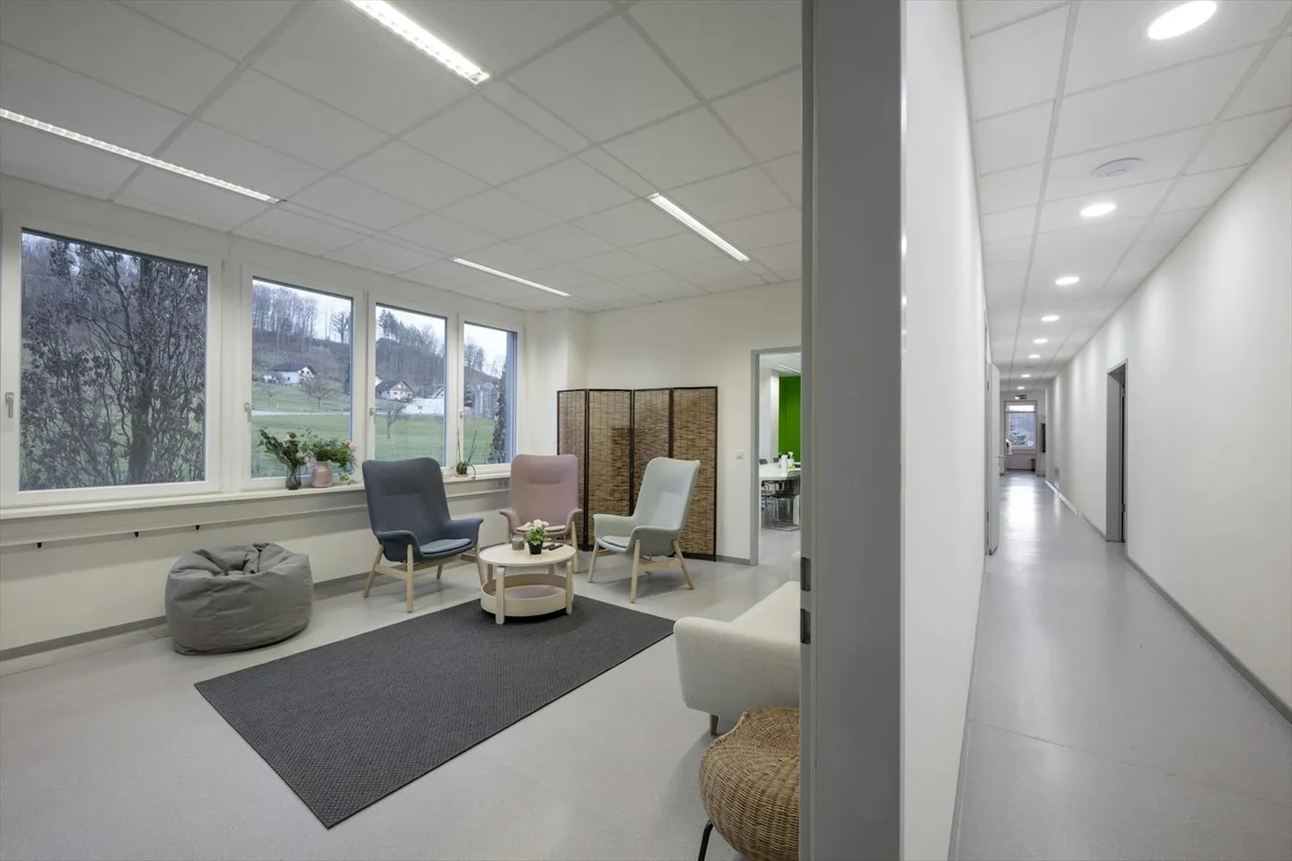 600 m2 d'espace commercial/de stockage avec beaucoup de bureaux, de beaux espaces communs et une bonne logistique - Photo 6 sur 8