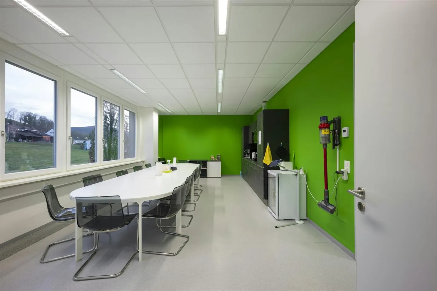 600 m2 d'espace commercial/de stockage avec beaucoup de bureaux, de beaux espaces communs et une bonne logistique - Photo 7 sur 8