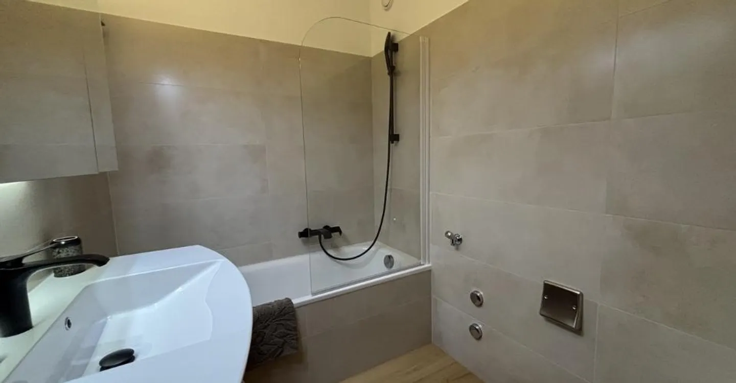 Appartement rénové en plein centre de Crans à louer à l'année - Photo 9 of 13