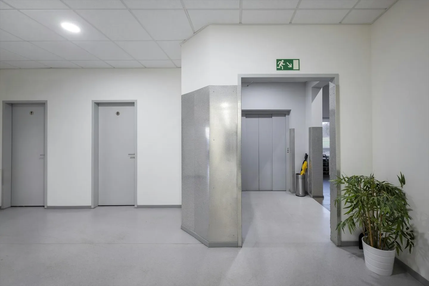 600 m2 d'espace commercial/de stockage avec beaucoup de bureaux, de beaux espaces communs et une bonne logistique - Photo 8 sur 8