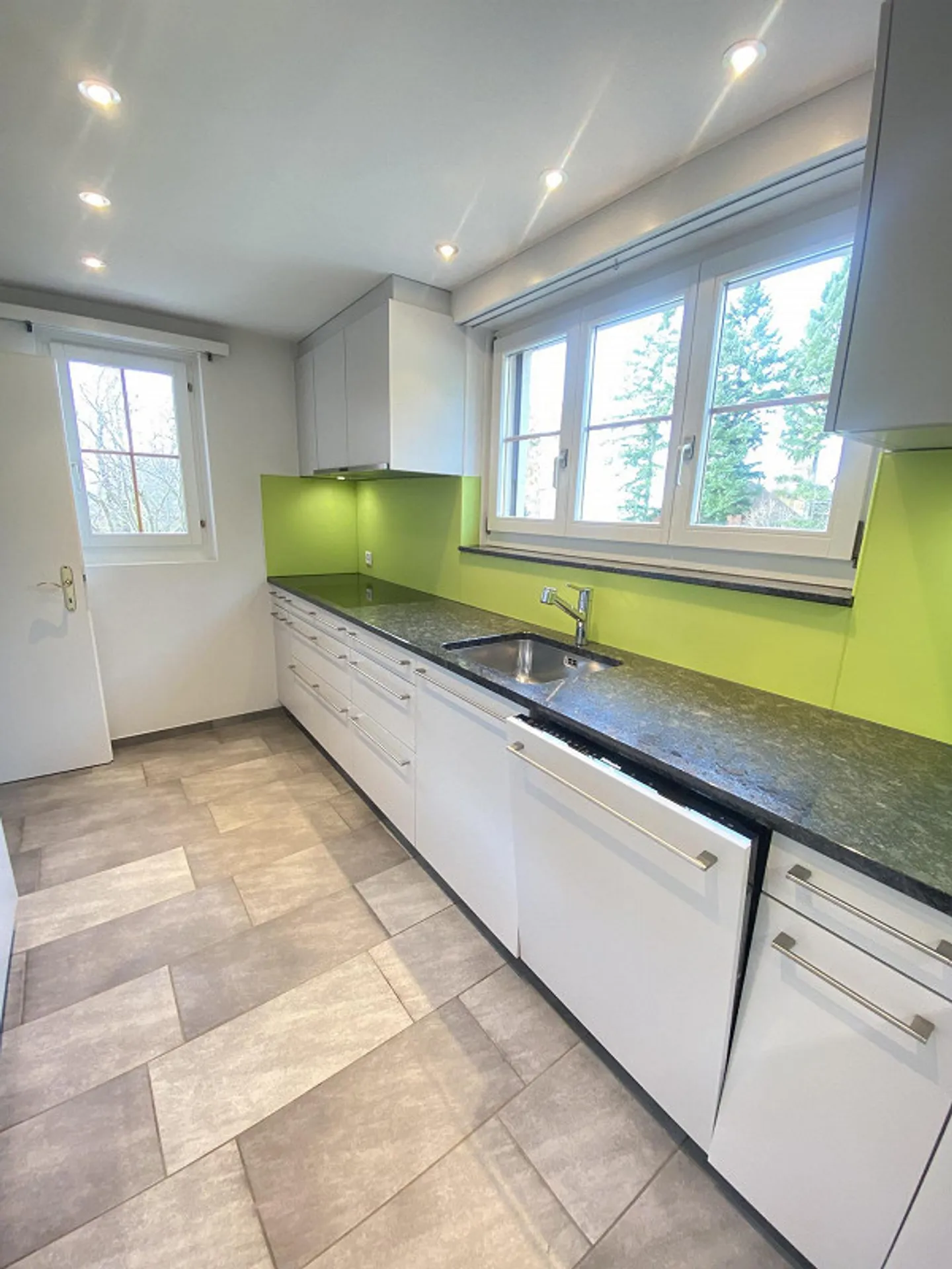 Freshly renovated, large single-family house in the green - Photo 8 of 28