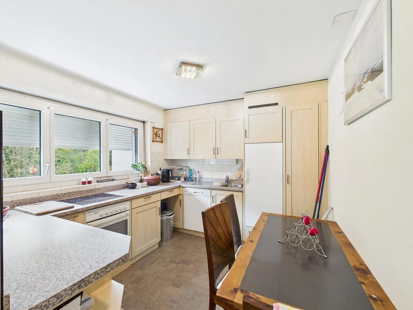 Appartement confortable de 4,5 pièces avec balcon et vue sur la nature - Photo 4 sur 10