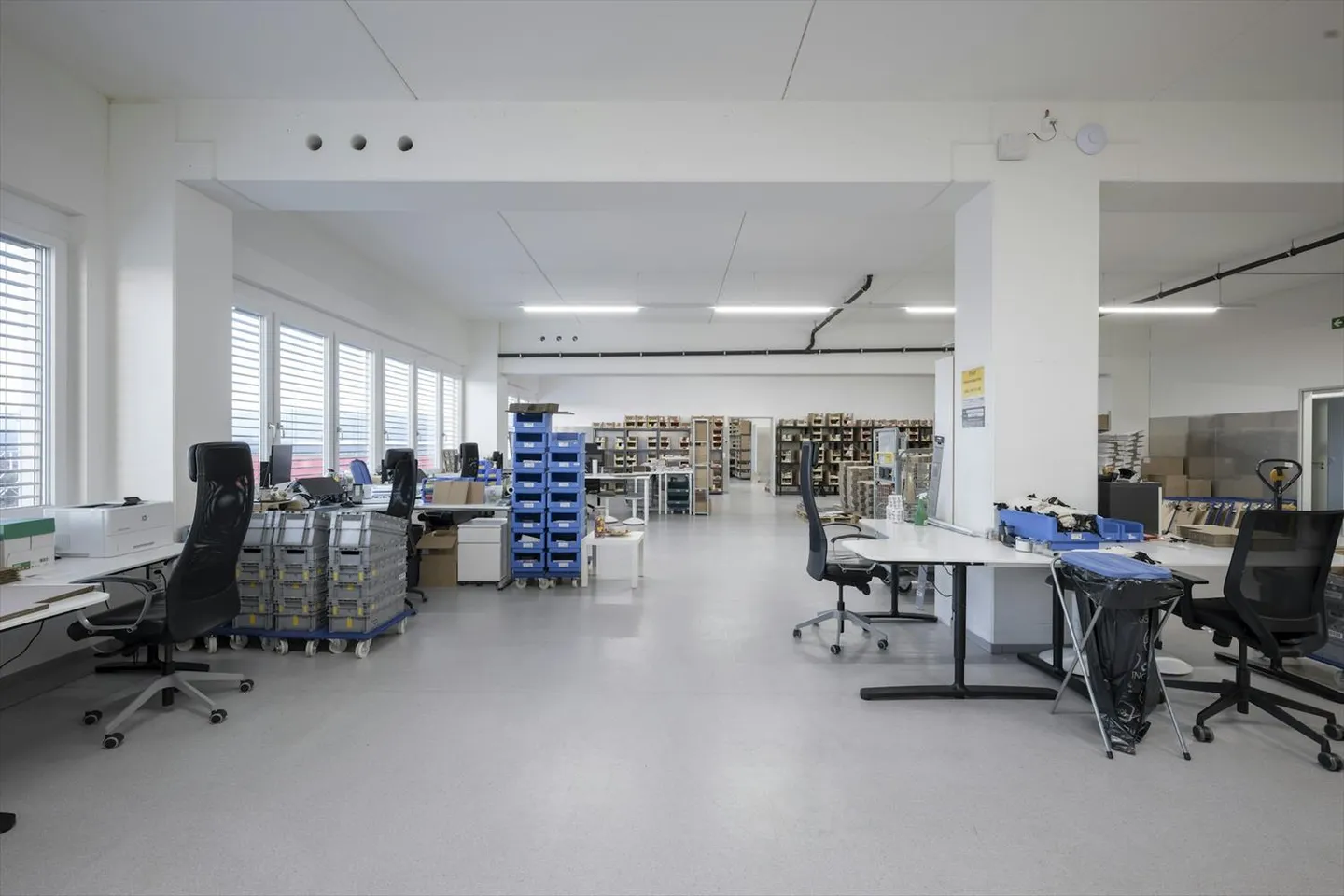 600 m2 d'espace commercial/de stockage avec beaucoup de bureaux, de beaux espaces communs et une bonne logistique - Photo 1 sur 8