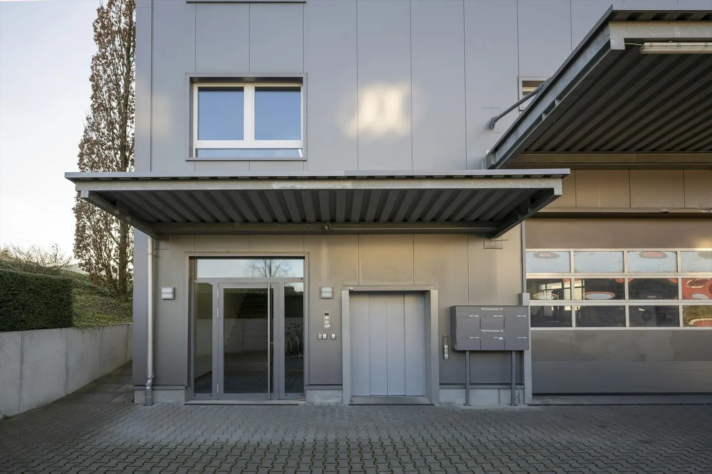 600 m2 d'espace commercial/de stockage avec beaucoup de bureaux, de beaux espaces communs et une bonne logistique - Photo 2 sur 8