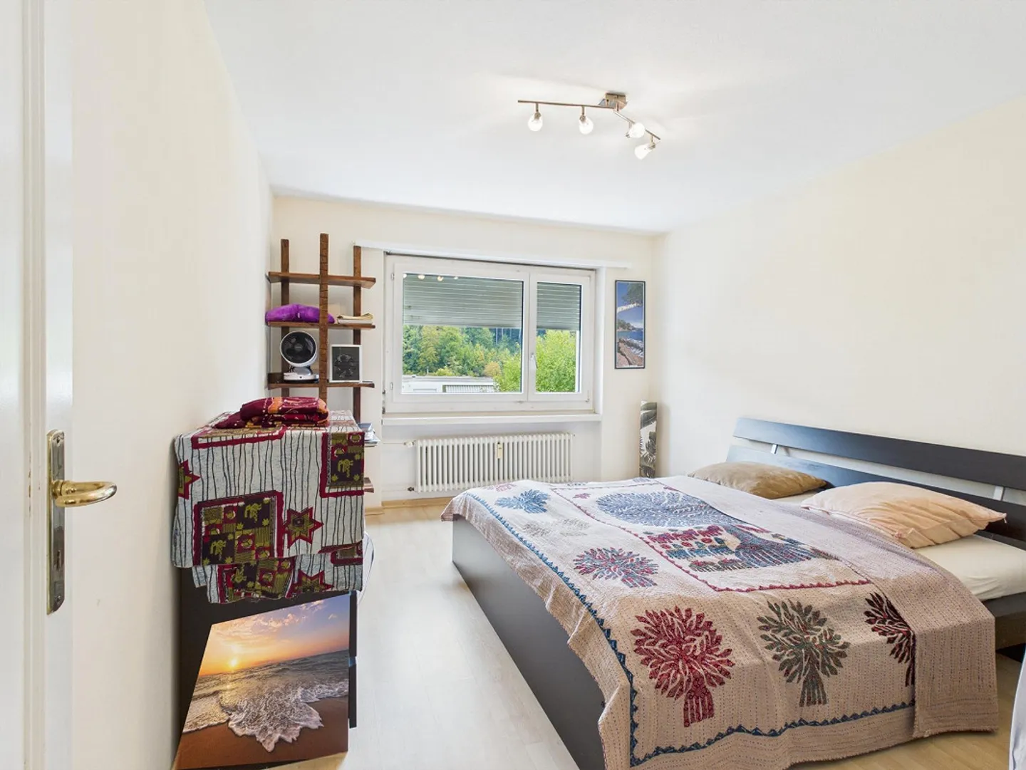 Appartement confortable de 4,5 pièces avec balcon et vue sur la nature - Photo 7 sur 10