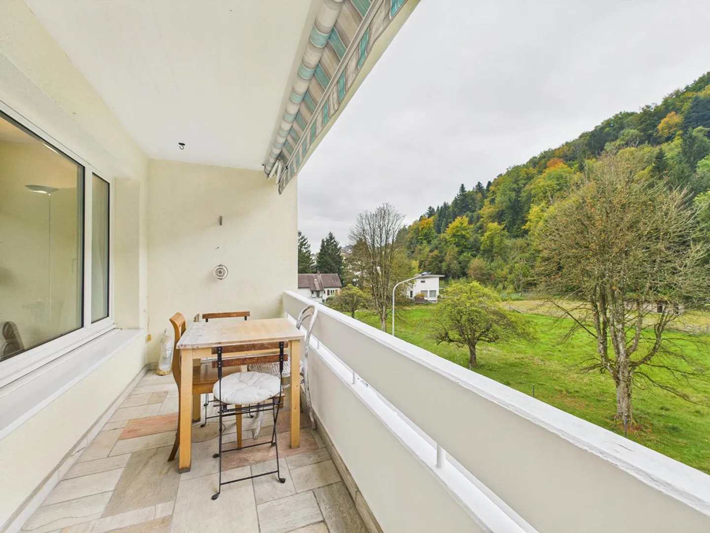 Appartement confortable de 4,5 pièces avec balcon et vue sur la nature - Photo 10 sur 10