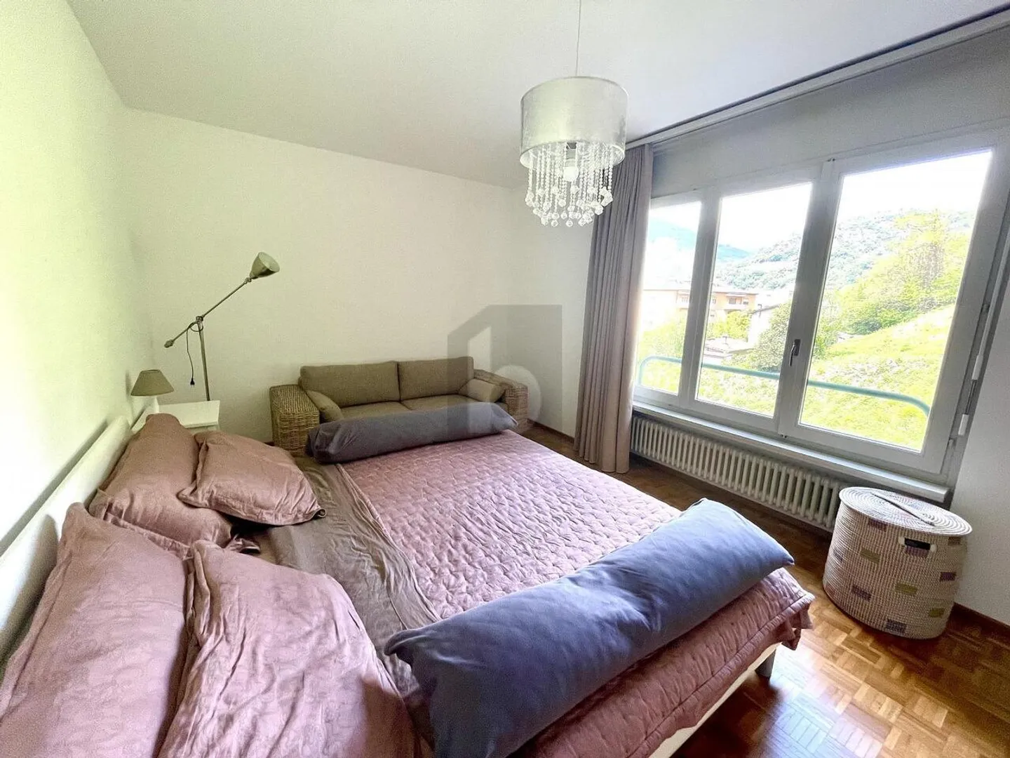 Spacious Apartment with Garden - Photo 5 of 6