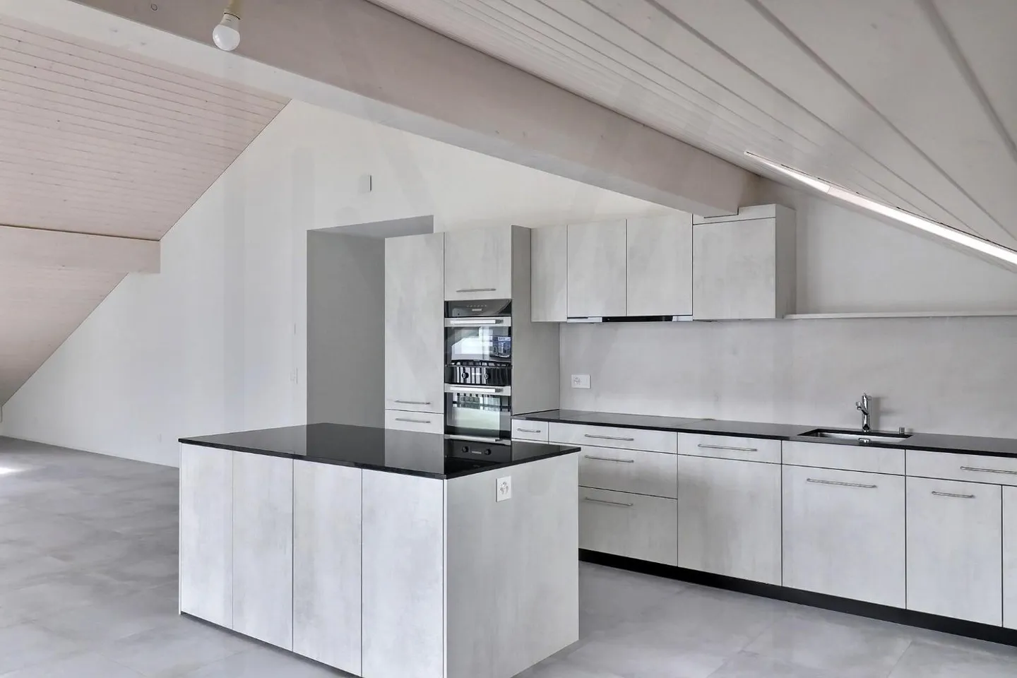 SUPERBES DACHGESCHOSS 5,5 ZIMMER !!! - Foto 2 von 11