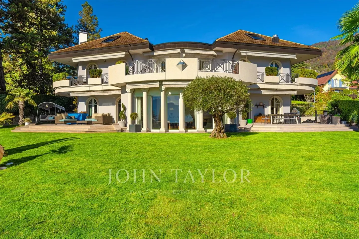 Luxurious estate with swimming pool and exceptional lake view - Photo 1 of 13