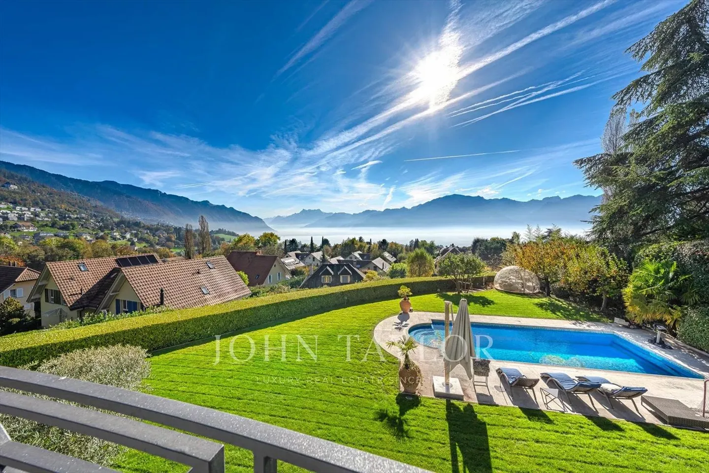 Luxurious estate with swimming pool and exceptional lake view - Photo 2 of 13