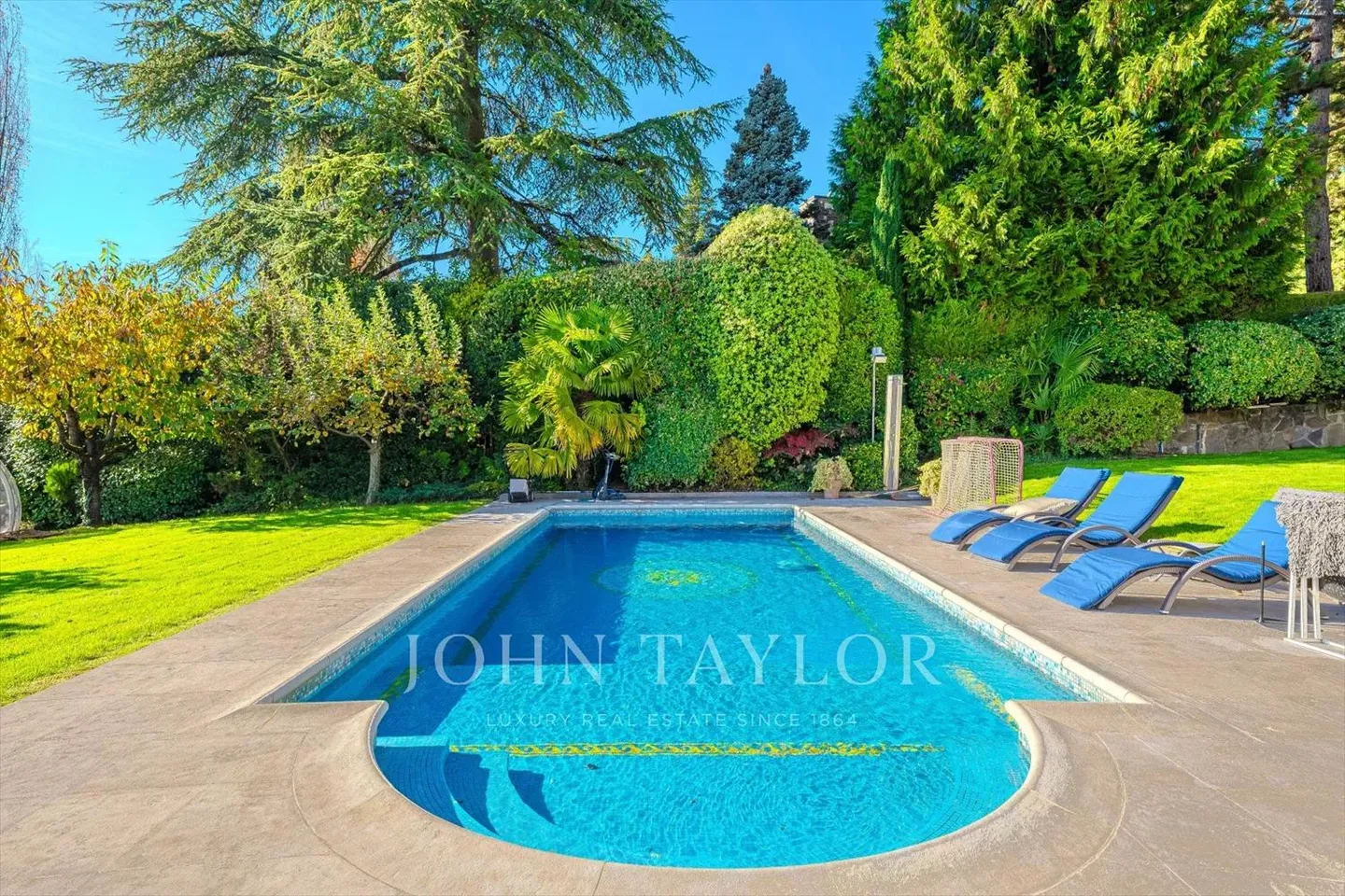 Luxurious estate with swimming pool and exceptional lake view - Photo 6 of 13