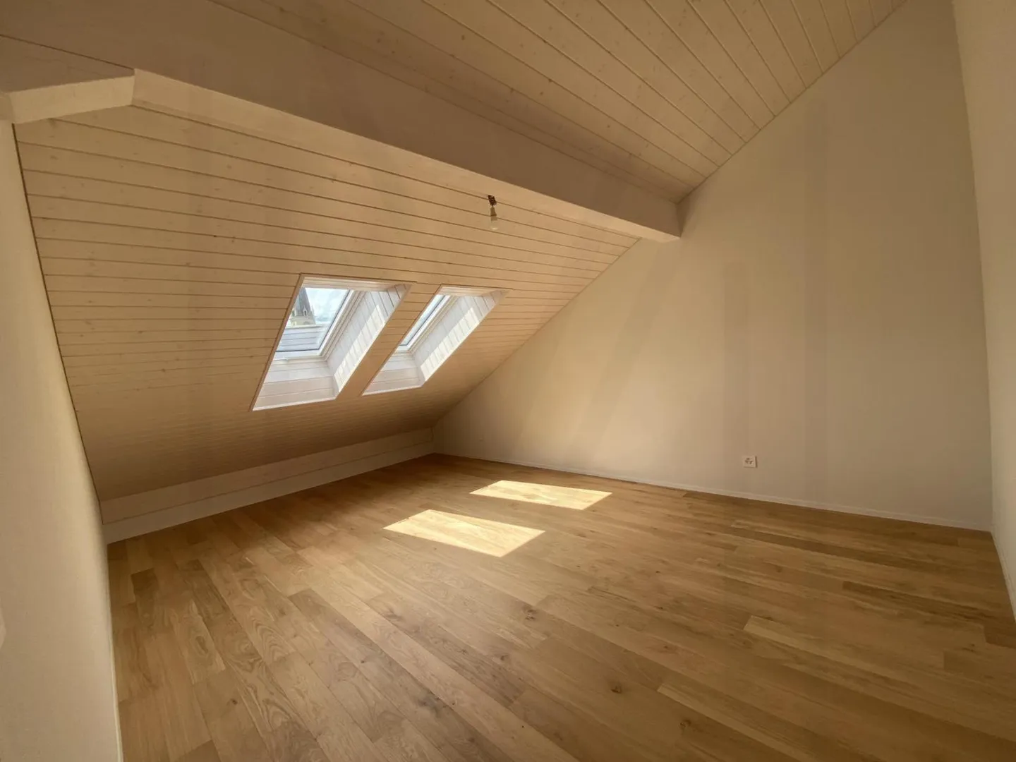 SUPERBES DACHGESCHOSS 5,5 ZIMMER !!! - Foto 5 von 11