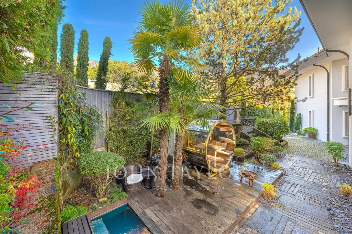 Luxurious estate with swimming pool and exceptional lake view - Photo 8 of 13