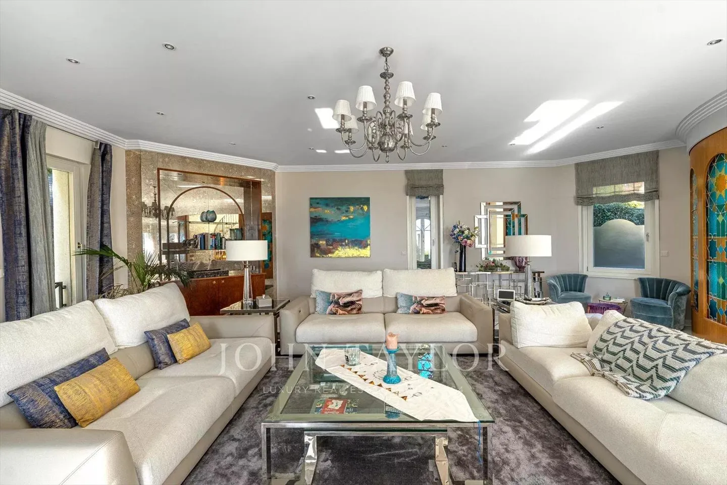 Luxurious estate with swimming pool and exceptional lake view - Photo 9 of 13