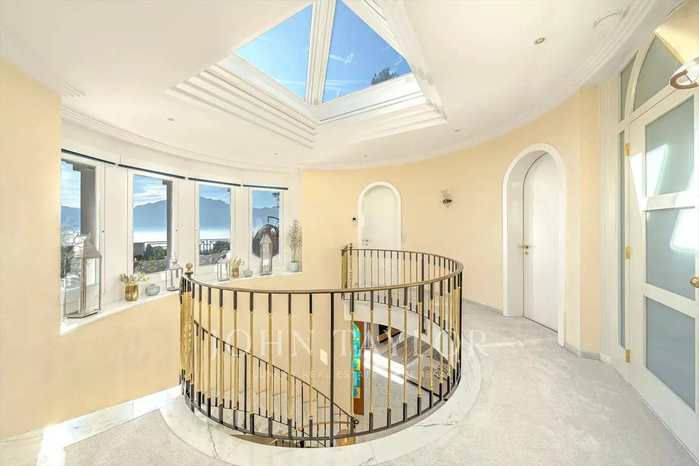 Luxurious estate with swimming pool and exceptional lake view - Photo 13 of 13