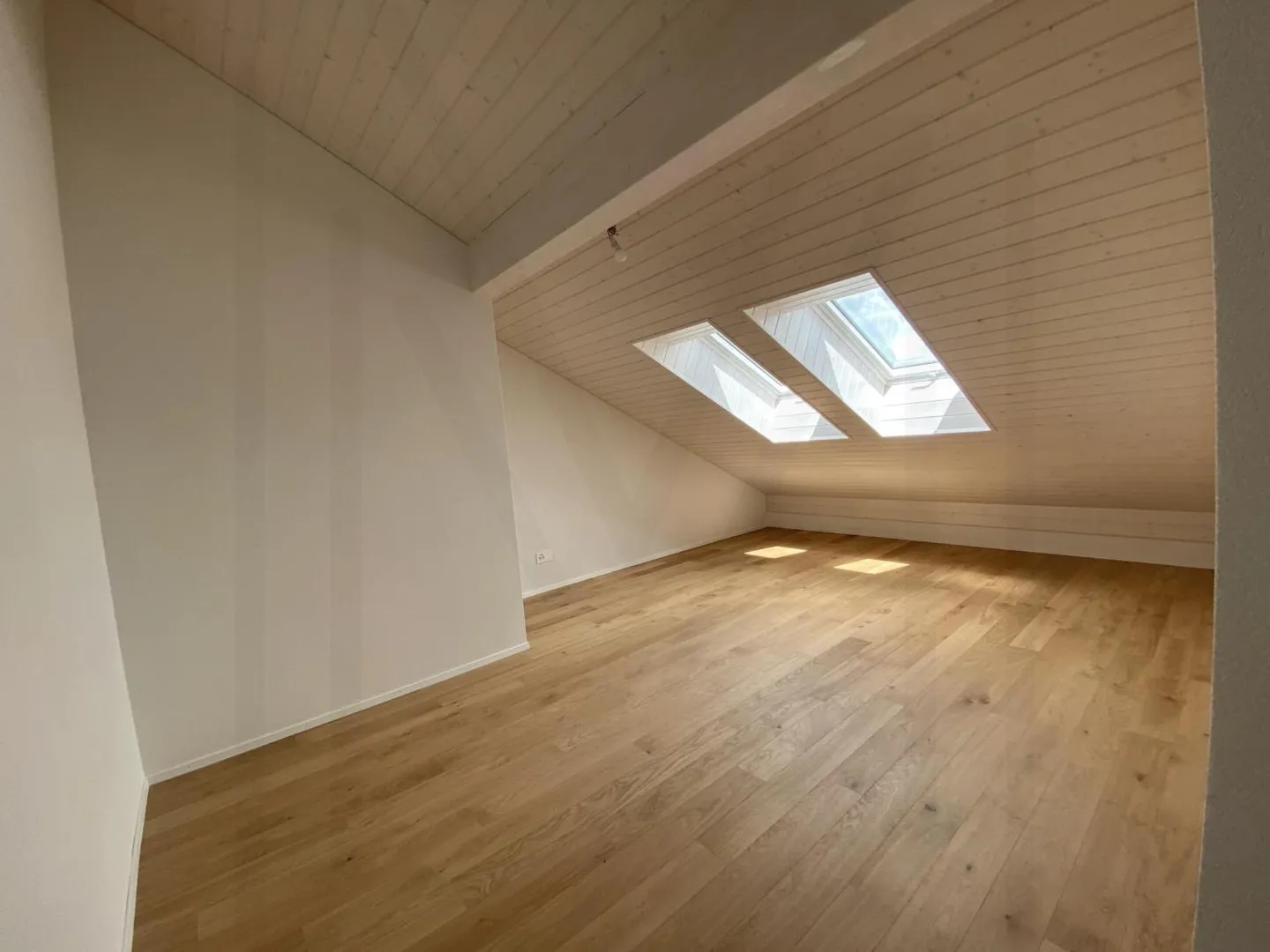 SUPERBES DACHGESCHOSS 5,5 ZIMMER !!! - Foto 6 von 11