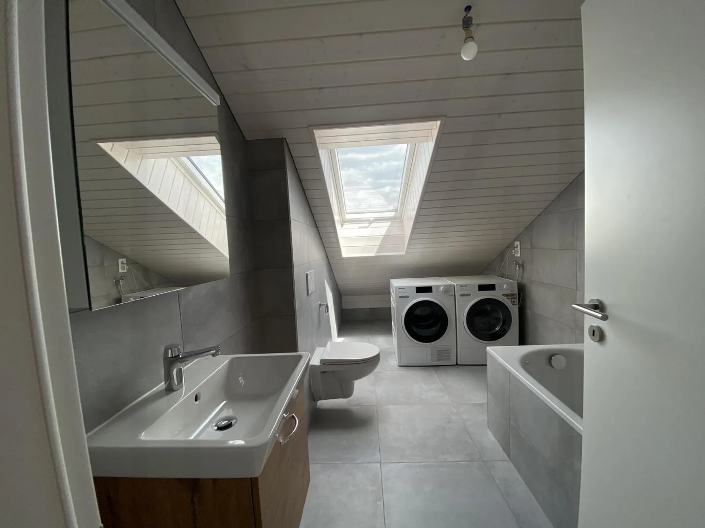 SUPERBES DACHGESCHOSS 5,5 ZIMMER !!! - Foto 7 von 11