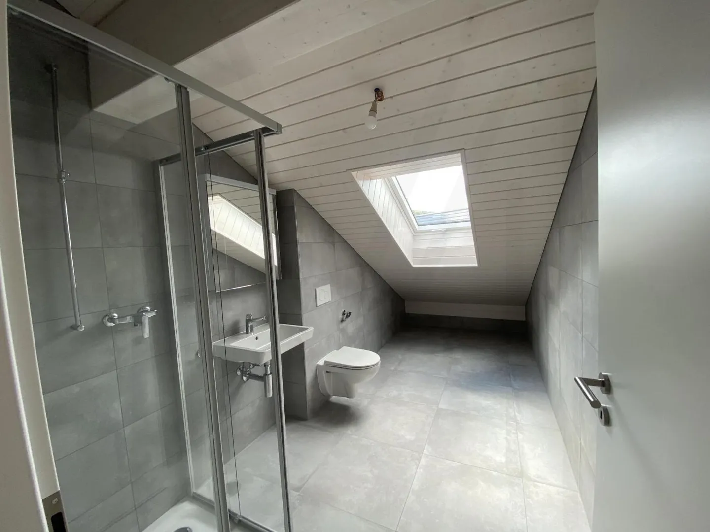 SUPERBES DACHGESCHOSS 5,5 ZIMMER !!! - Foto 8 von 11