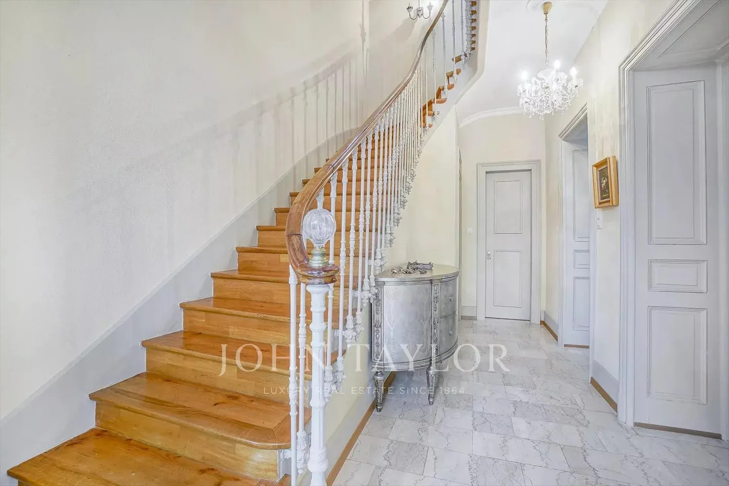 Private Mansion Near the Lake - Photo 9 of 13