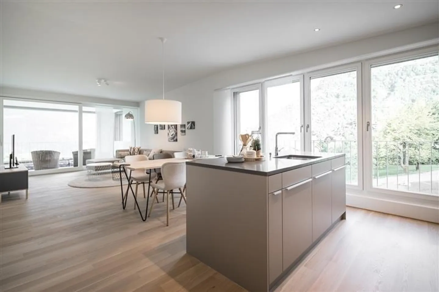 Appartamento moderno di 3,5 locali a Tomils in affitto! - Foto 2 di 7