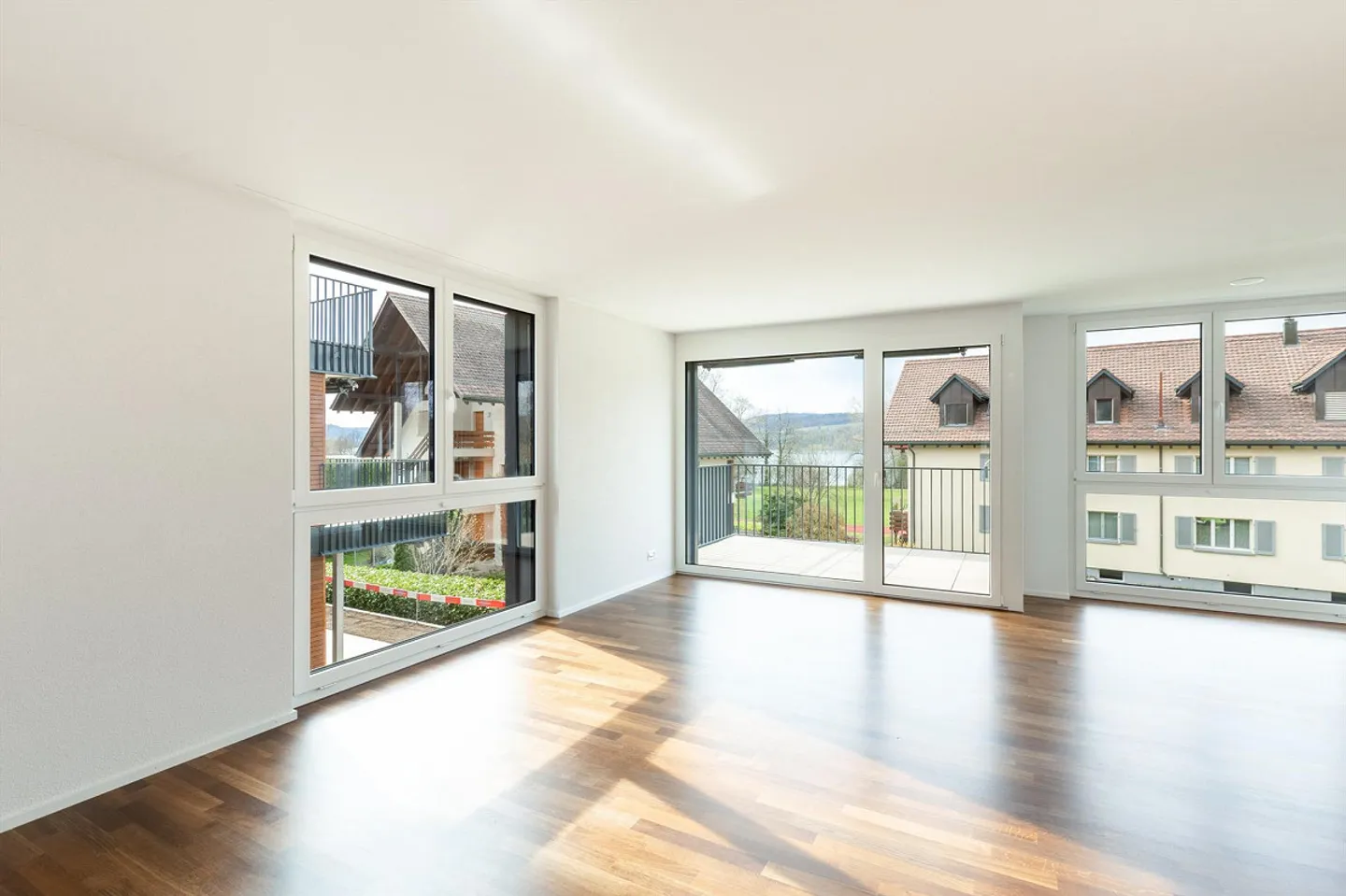 Moderno appartamento di 3.5 locali vicino alla riva del lago - Foto 2 di 9
