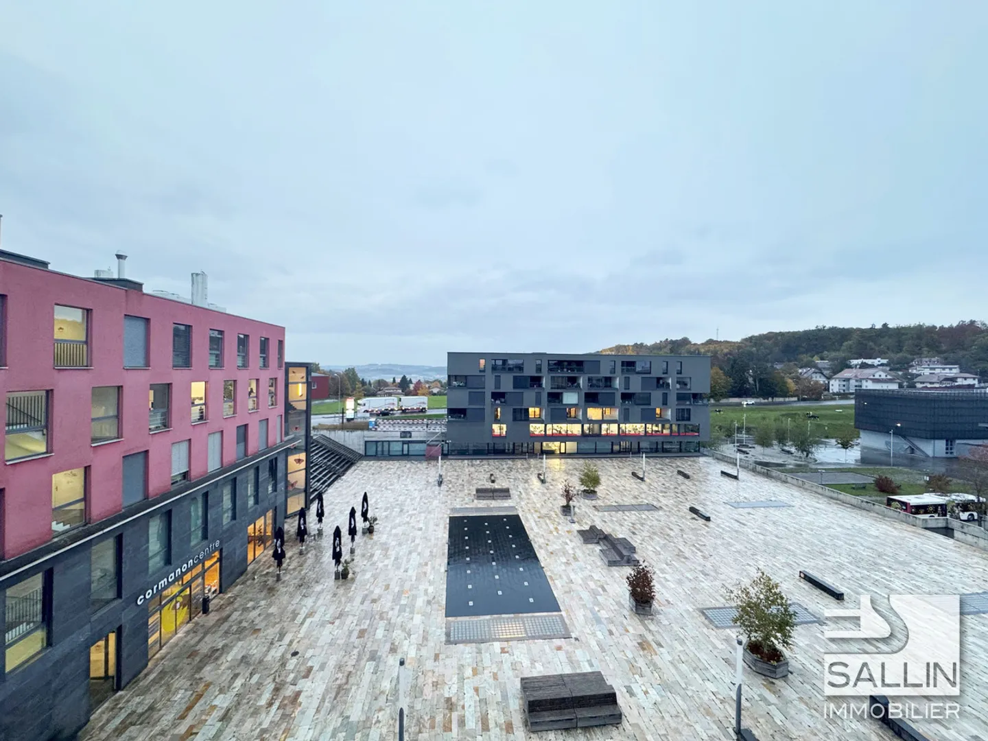 Spazio amministrativo bello e luminoso al 4° piano con parcheggio interno. - Foto 2 di 11