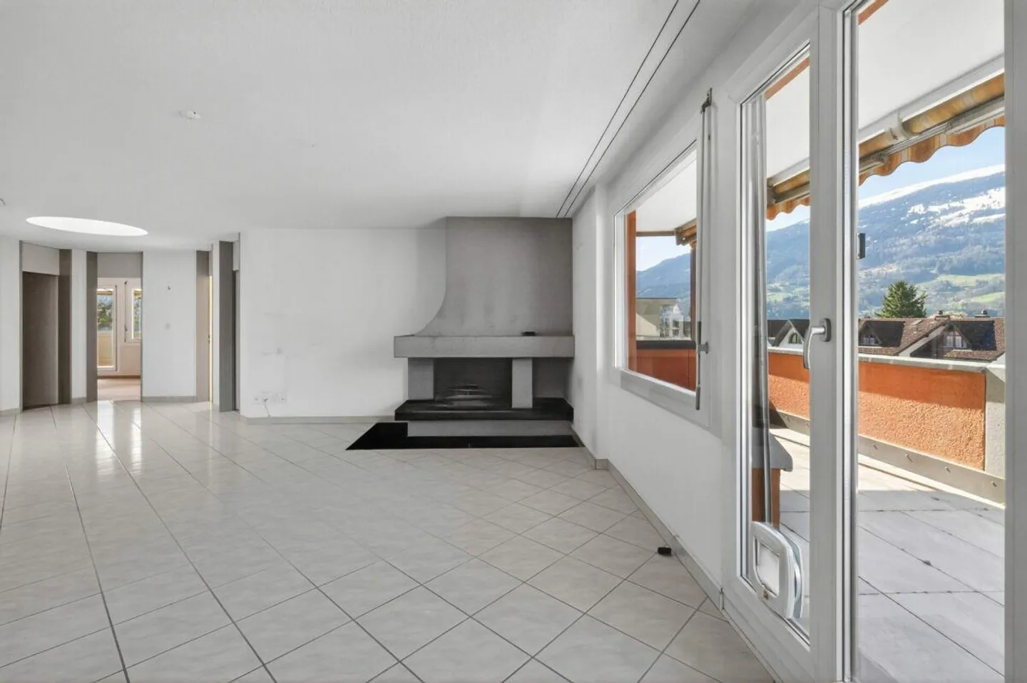 Great potential, bright rooms and two terraces - Photo 3 of 11