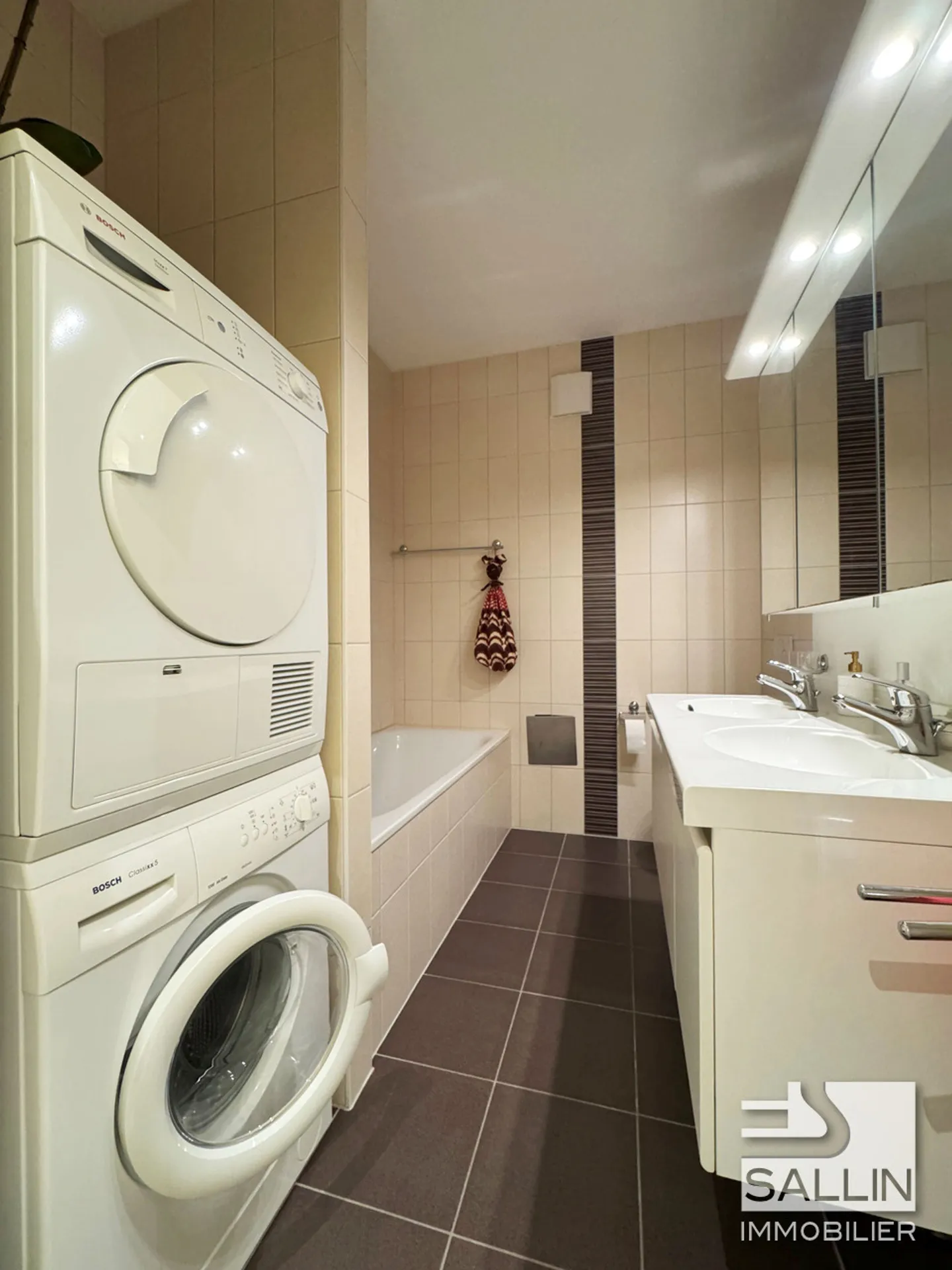 Spazio amministrativo bello e luminoso al 4° piano con parcheggio interno. - Foto 9 di 11