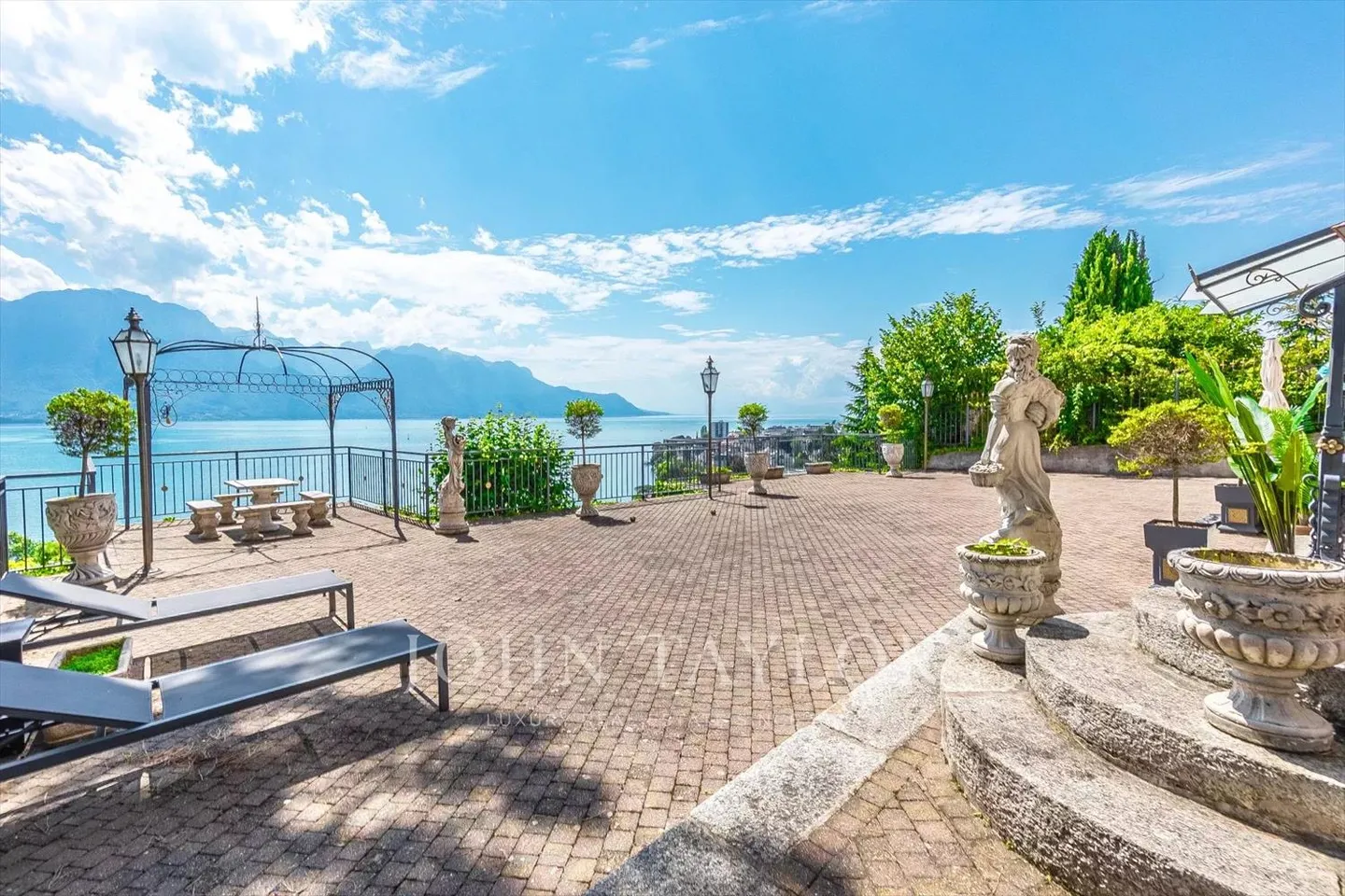 Magnificent apartment with spectacular views - Photo 2 of 13