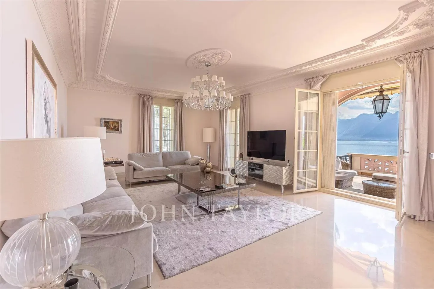 Magnificent apartment with spectacular views - Photo 5 of 13